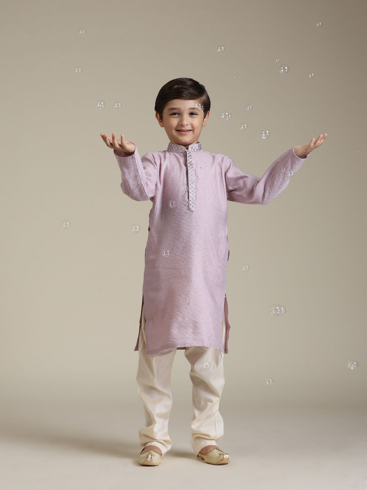 alt message - Manyavar Boys Boys Soft Lilac Kurta Set with Embroidered Neckline image number 2