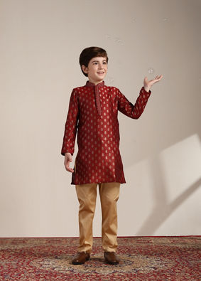 alt message - Manyavar Boys Boys Aurora Red Buta Printed Kurta Set image number 2