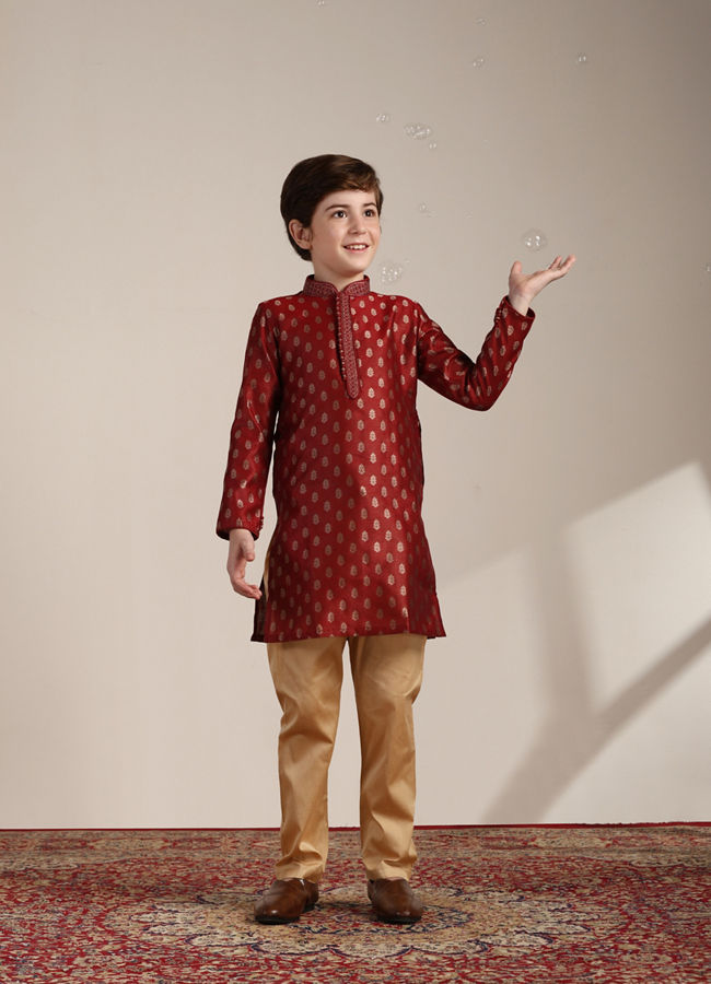 alt message - Manyavar Boys Boys Aurora Red Buta Printed Kurta Set image number 2