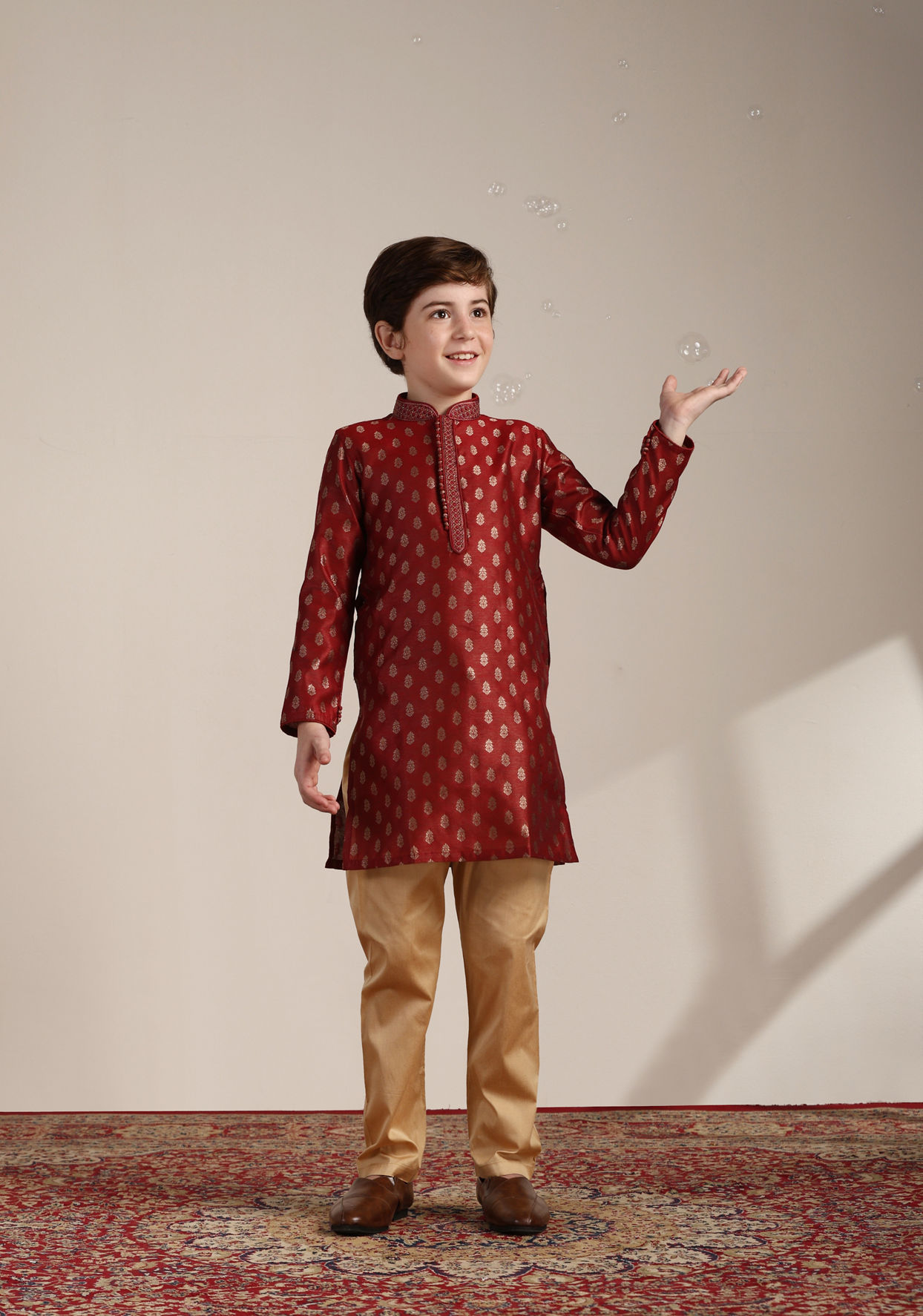 alt message - Manyavar Boys Boys Aurora Red Buta Printed Kurta Set image number 2