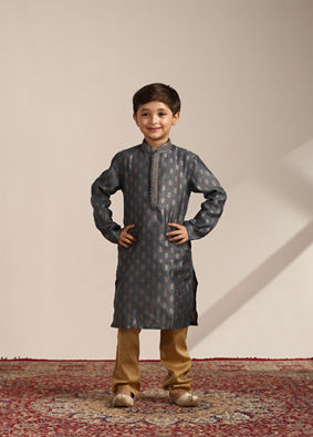 alt message - Manyavar Boys Boys Steel Grey Buta Printed Kurta Set image number 2