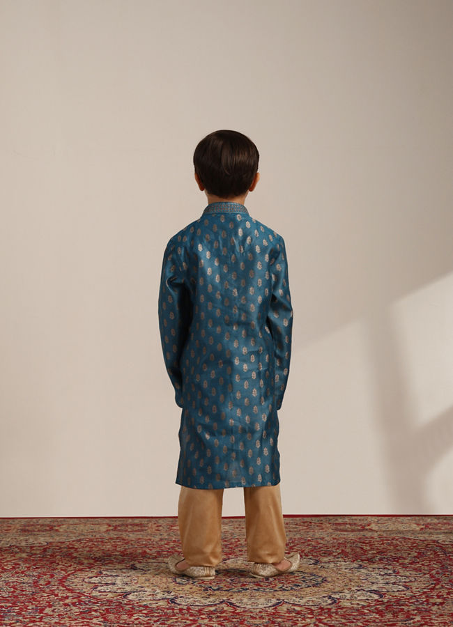 alt message - Manyavar Boys Boys Azure Blue Buta Printed Kurta Set image number 4