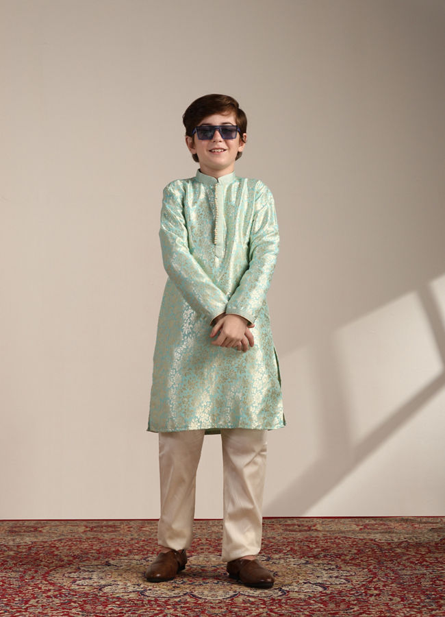 alt message - Manyavar Boys Boys Mint Green Bel Buti Patterned Kurta Set image number 2