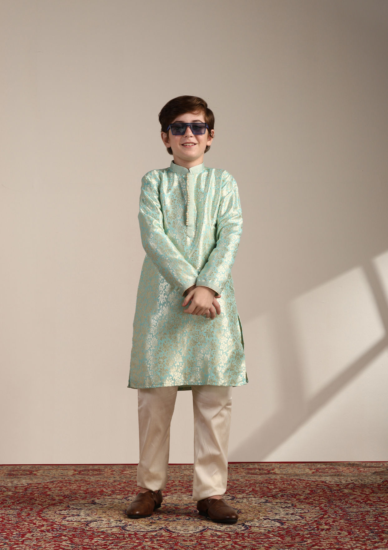 alt message - Manyavar Boys Boys Mint Green Bel Buti Patterned Kurta Set image number 2