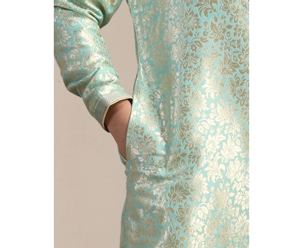 alt message - Manyavar Boys Boys Mint Green Bel Buti Patterned Kurta Set image number 3