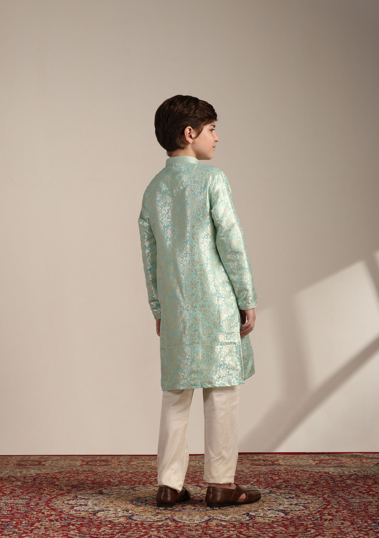 alt message - Manyavar Boys Boys Mint Green Bel Buti Patterned Kurta Set image number 5