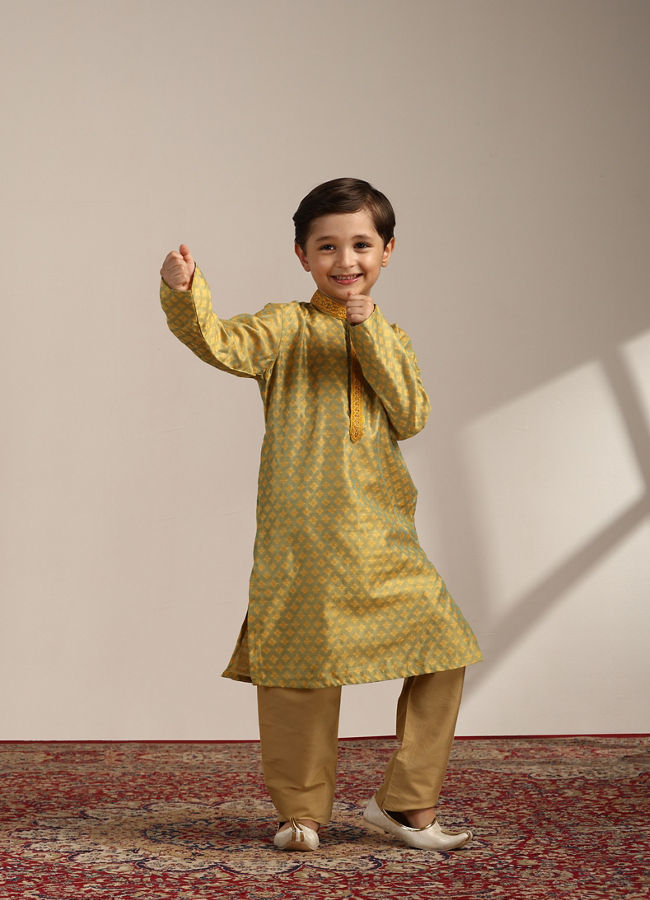 alt message - Manyavar Boys Boys Amber Yellow Floral Patterned Kurta Set image number 2