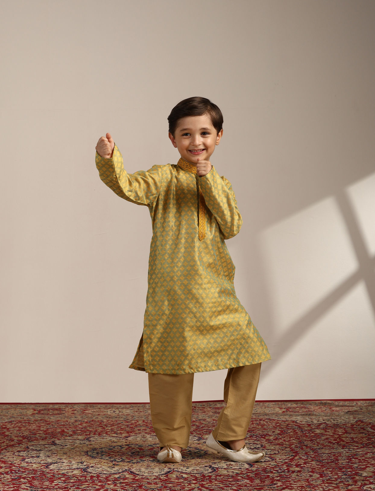 alt message - Manyavar Boys Boys Amber Yellow Floral Patterned Kurta Set image number 2