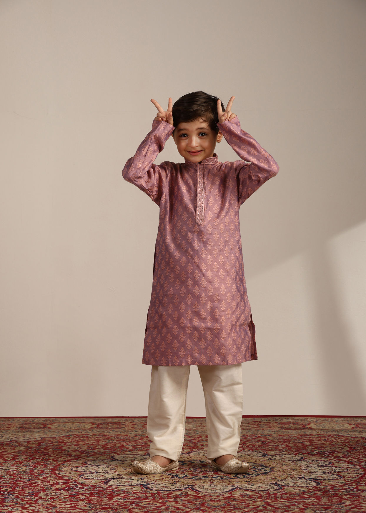 alt message - Manyavar Boys Boys Light Lilac Buta Patterned Kurta Set image number 2