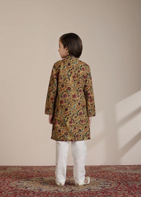 alt message - Manyavar Boys Boys Mustard Yellow Bel Buti Patterned Kurta Set image number 4