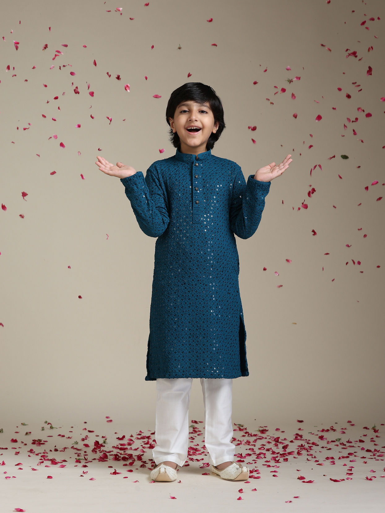 alt message - Manyavar Boys Boys Teal Blue Chikankari Embroidered Kurta Set with Sequin Work image number 2