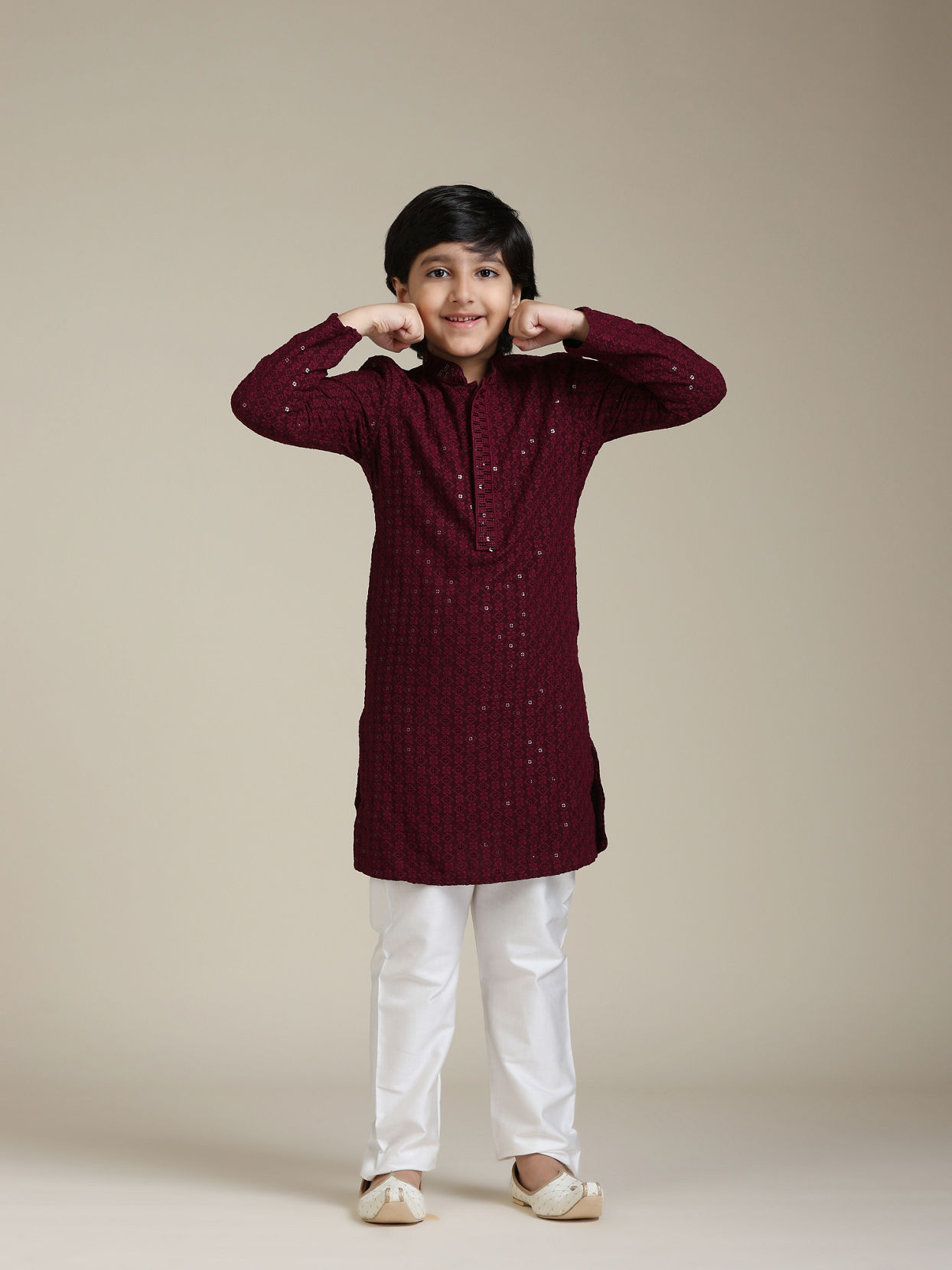 alt message - Manyavar Boys Boys Maroon Chikankari Kurta Set with Sequin Work image number 2