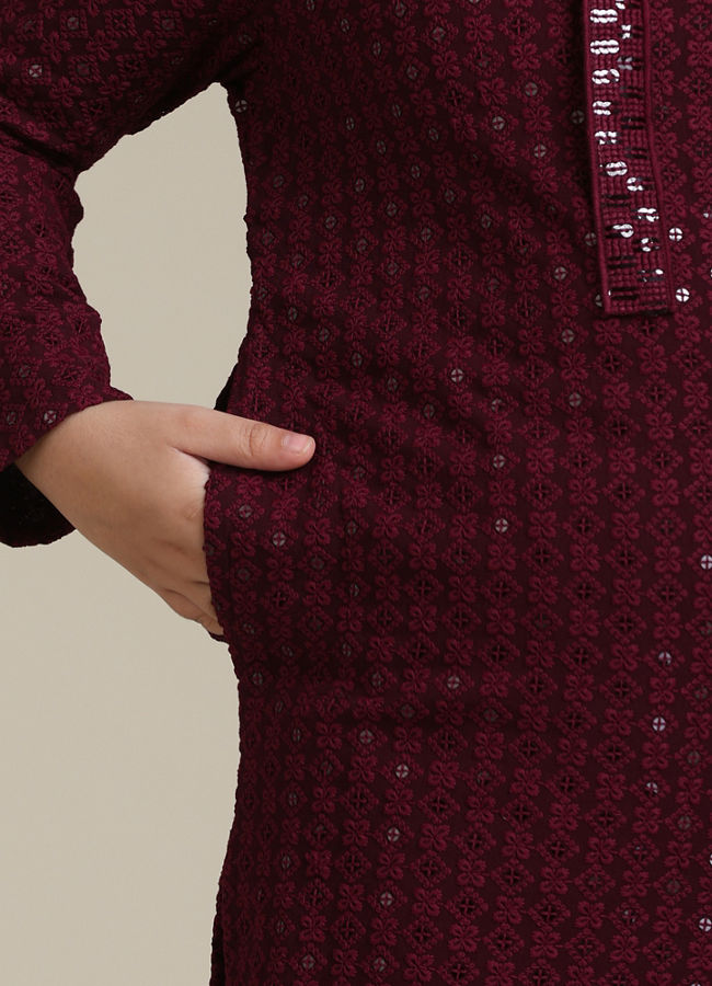 alt message - Manyavar Boys Boys Maroon Chikankari Kurta Set with Sequin Work image number 3