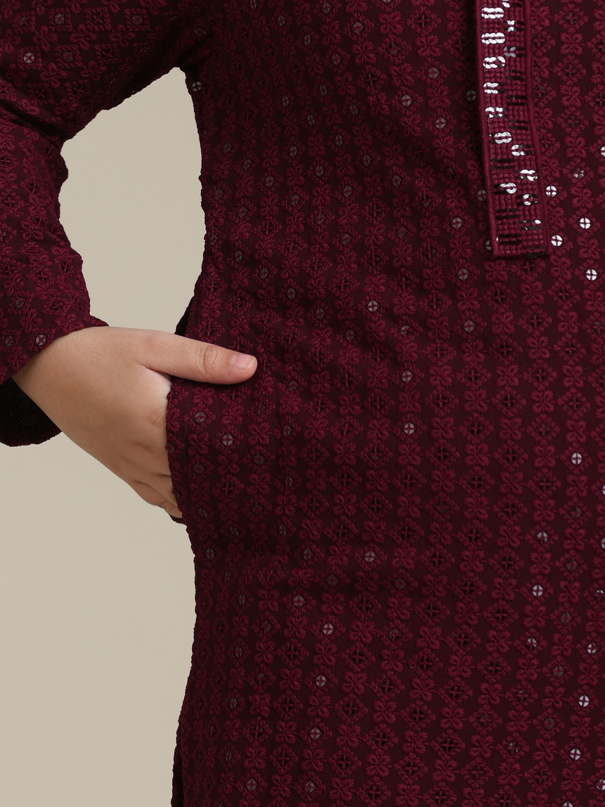 alt message - Manyavar Boys Boys Maroon Chikankari Kurta Set with Sequin Work image number 3