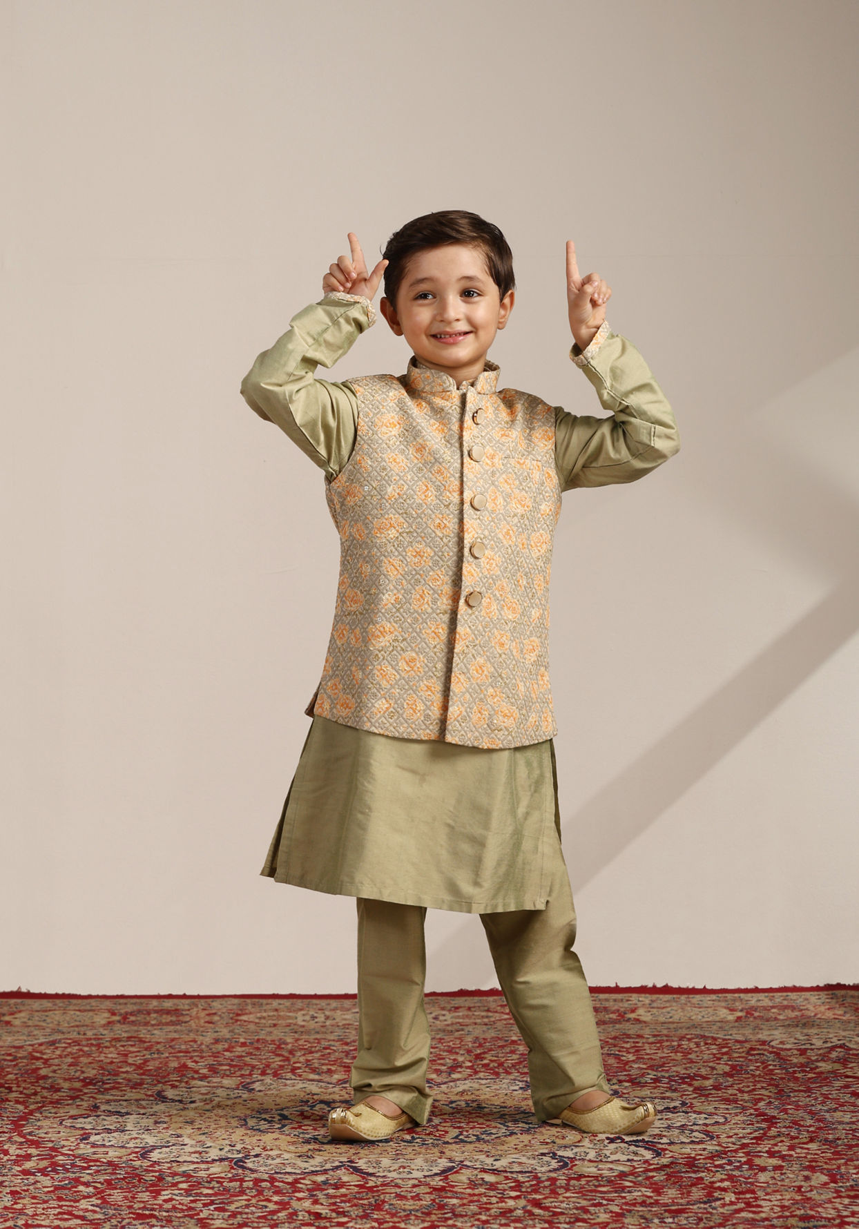 alt message - Manyavar Boys Boys Pistachio Green Kurta with Beige Floral Sequined Jacket image number 2