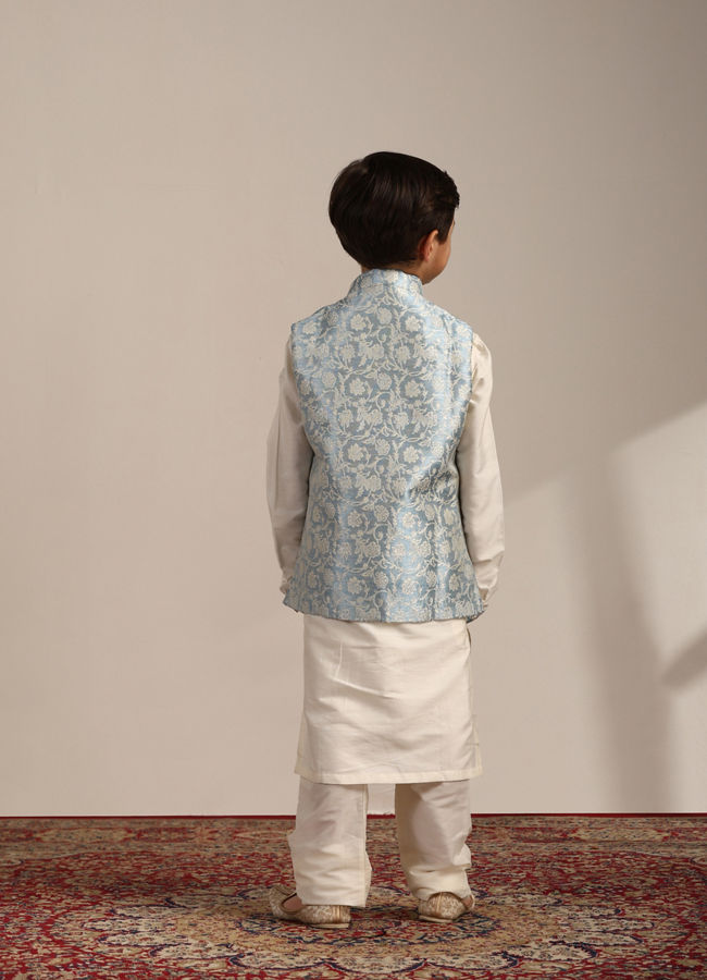 alt message - Manyavar Boys Boys Blissful Blue Bel Buti Patterned Angrakha Style Kurta Set image number 4