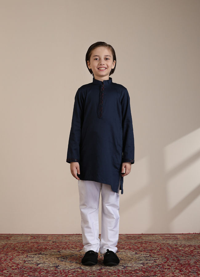 alt message - Manyavar Boys Boys Dark Blue Bel Buti Patterned Angrakha Jacket Set image number 2