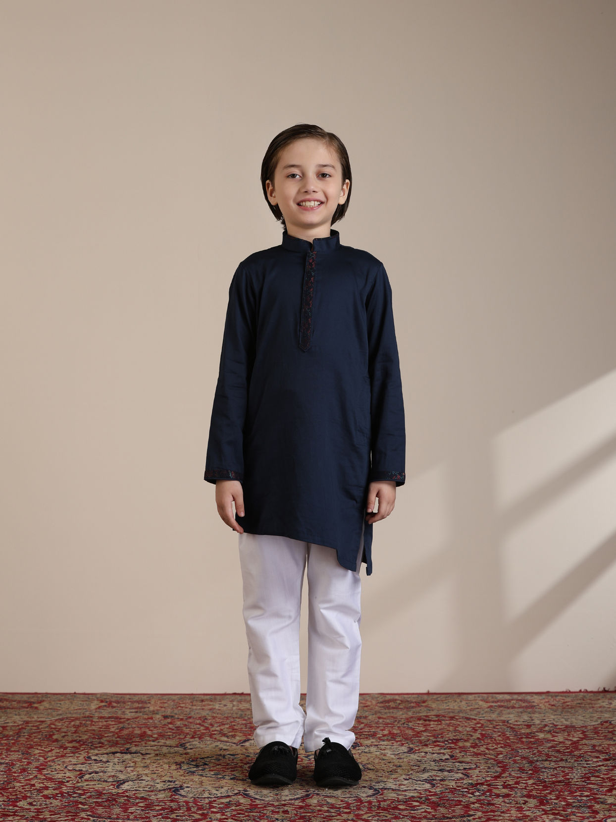 alt message - Manyavar Boys Boys Dark Blue Bel Buti Patterned Angrakha Jacket Set image number 2