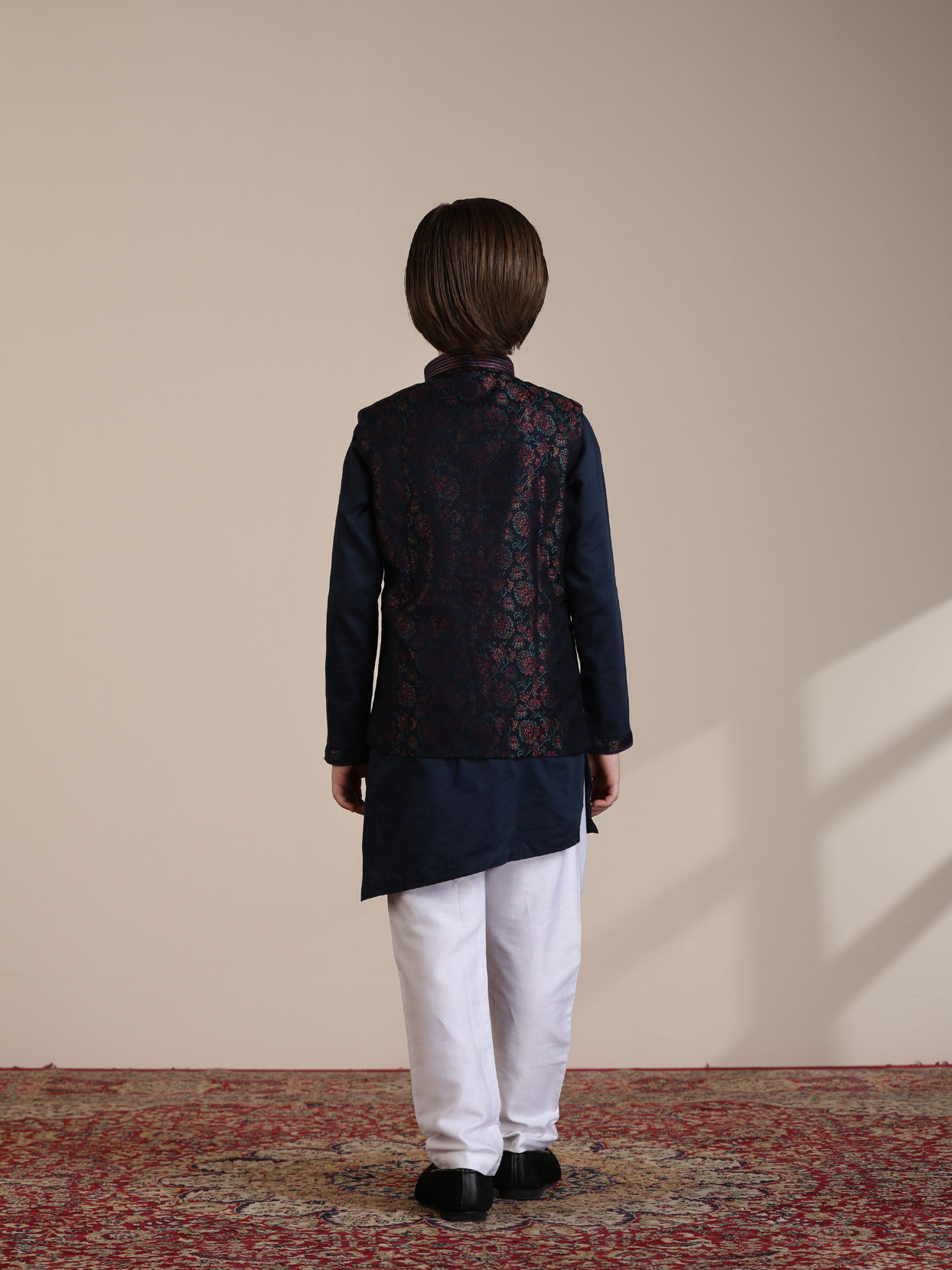 alt message - Manyavar Boys Boys Dark Blue Bel Buti Patterned Angrakha Jacket Set image number 5