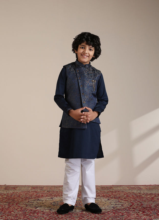 alt message - Manyavar Boys Boys Dark Blue Paisley Patterned Angrakha Jacket Set image number 3