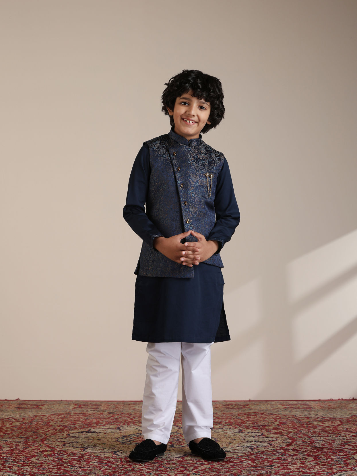 alt message - Manyavar Boys Boys Dark Blue Paisley Patterned Angrakha Jacket Set image number 3