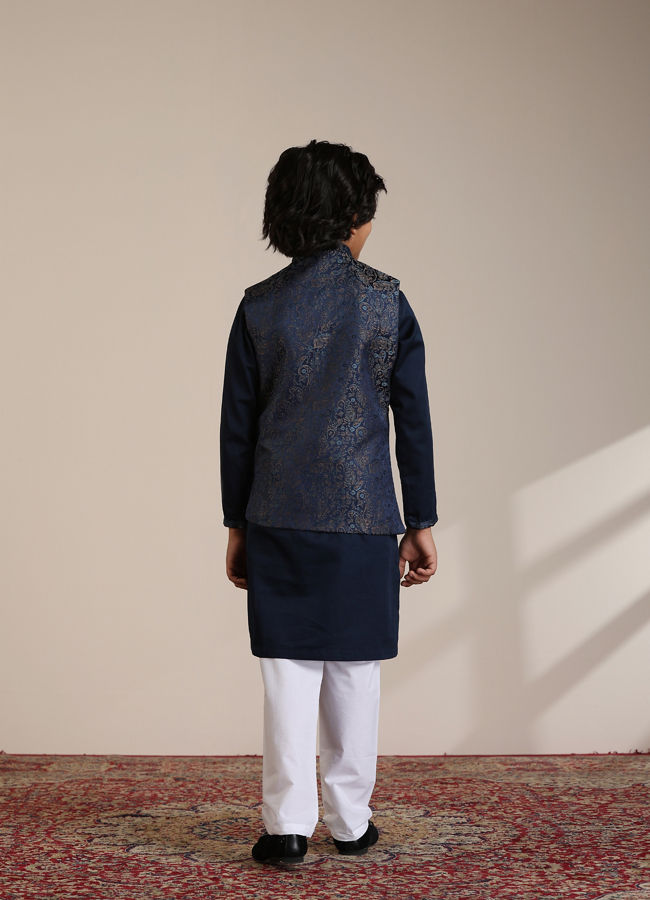 alt message - Manyavar Boys Boys Dark Blue Paisley Patterned Angrakha Jacket Set image number 5