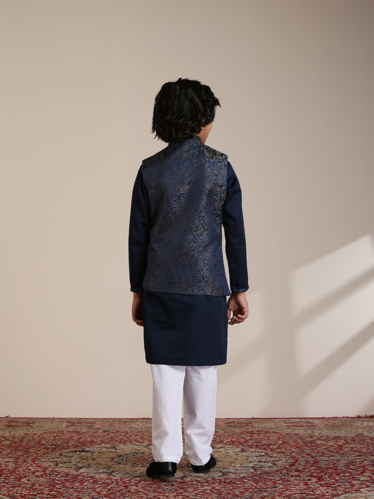 alt message - Manyavar Boys Boys Dark Blue Paisley Patterned Angrakha Jacket Set image number 5