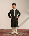 alt message - Manyavar Boys Boys Forest Green Kurta with Cream Floral Printed Jacket Set image number 3