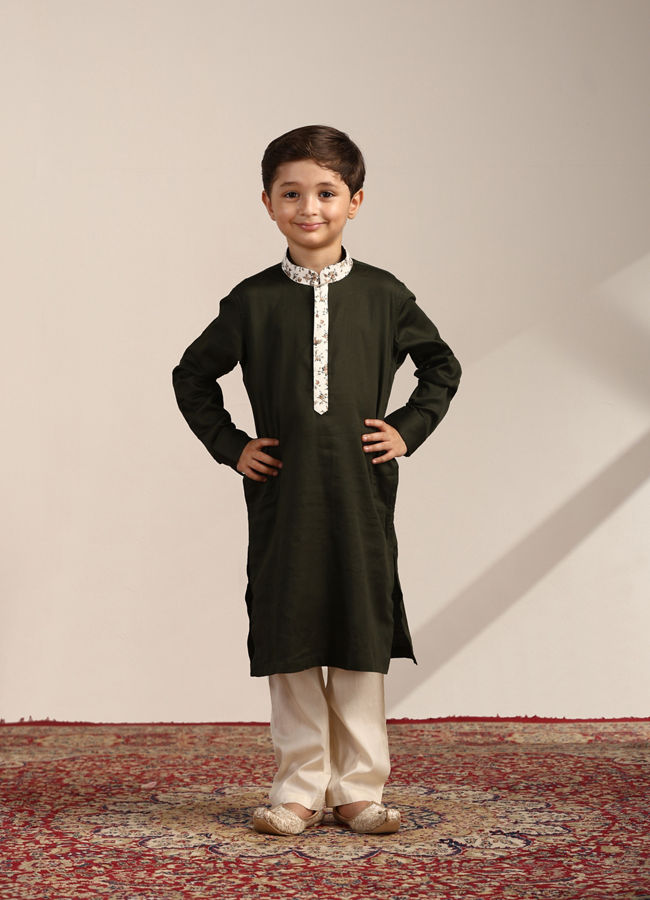 alt message - Manyavar Boys Boys Forest Green Kurta with Cream Floral Printed Jacket Set image number 3