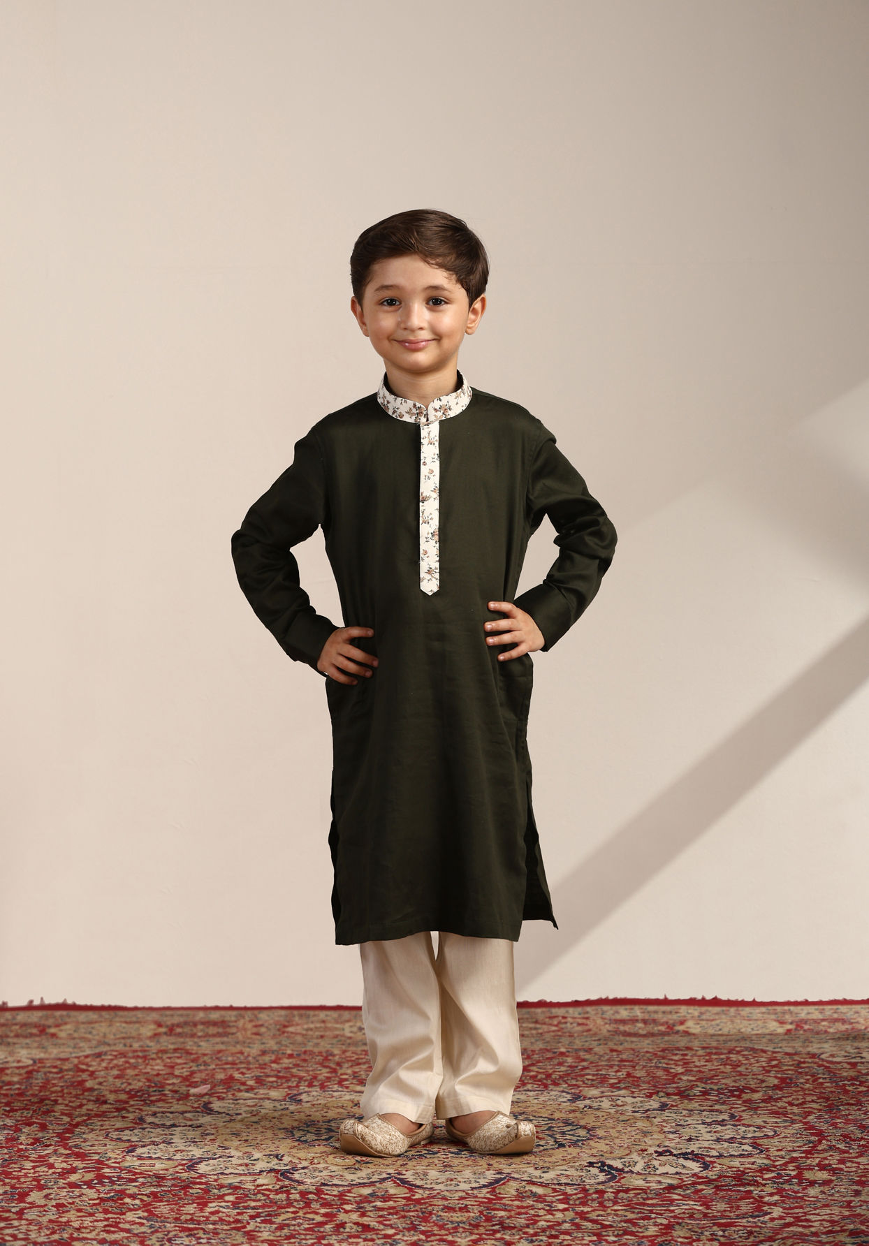 alt message - Manyavar Boys Boys Forest Green Kurta with Cream Floral Printed Jacket Set image number 3