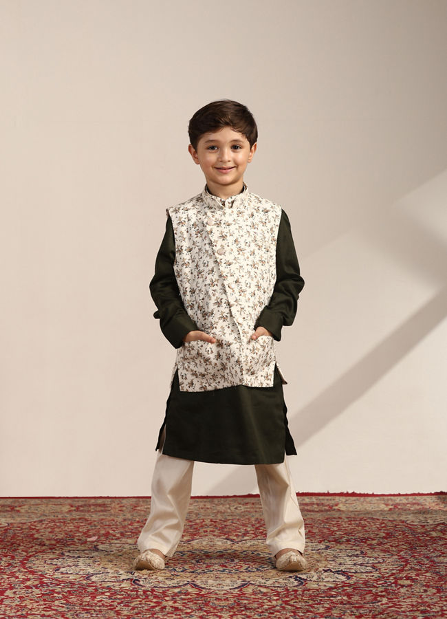 alt message - Manyavar Boys Boys Forest Green Kurta with Cream Floral Printed Jacket Set image number 2