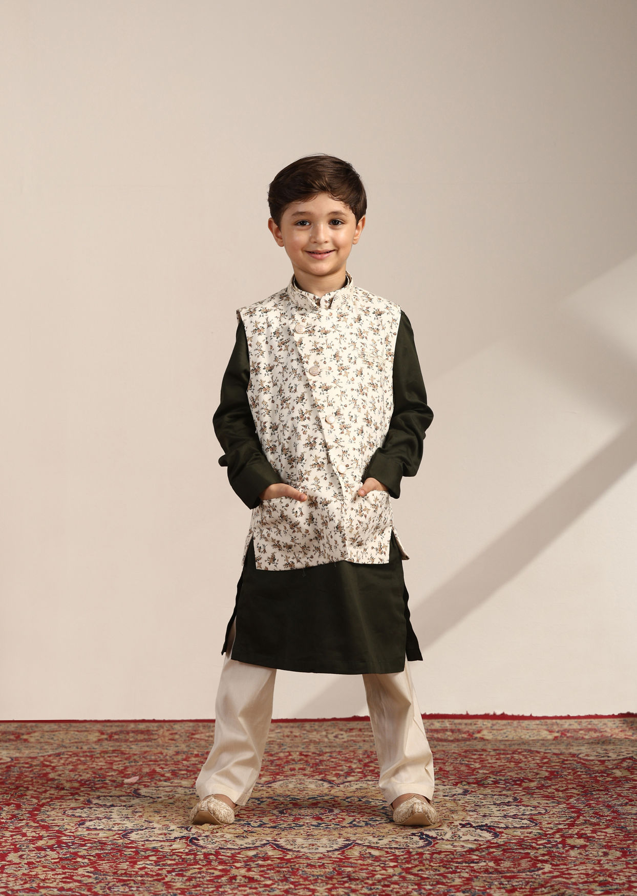 alt message - Manyavar Boys Boys Forest Green Kurta with Cream Floral Printed Jacket Set image number 2