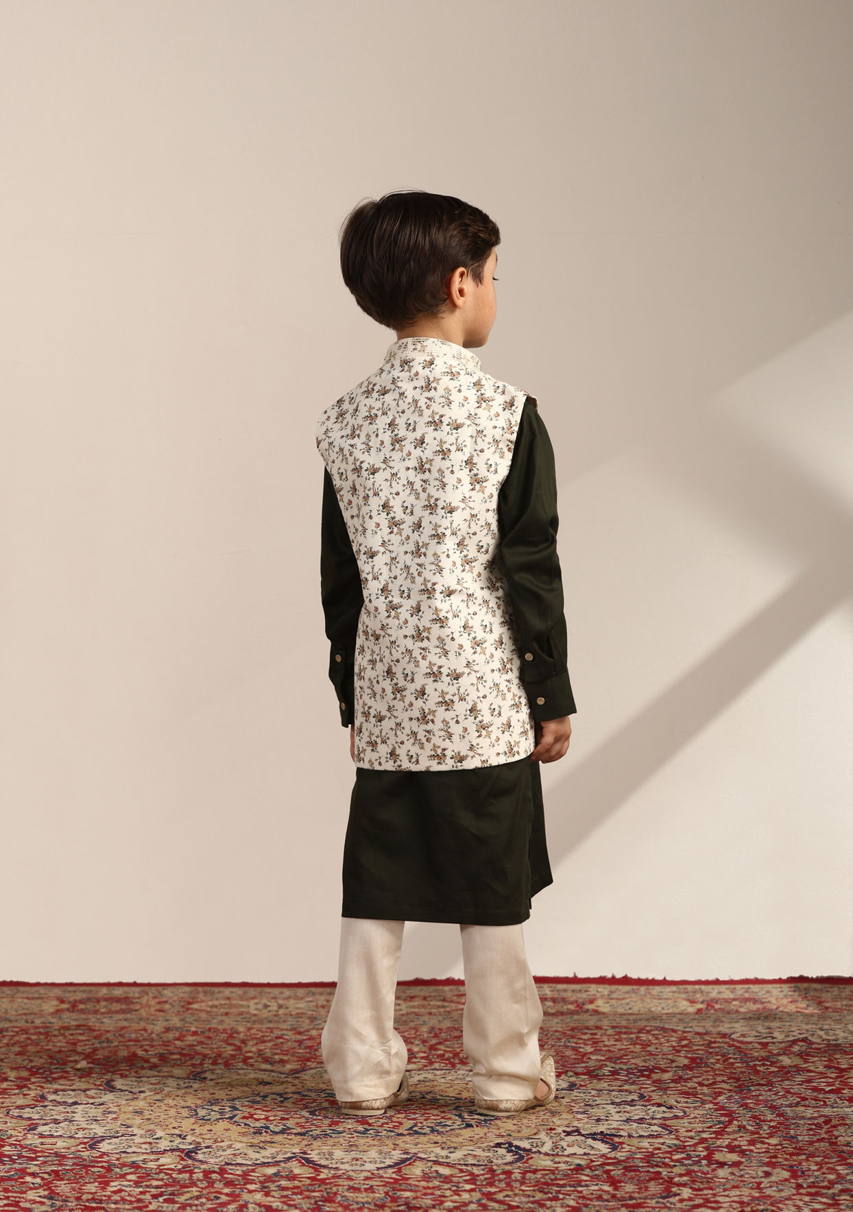 alt message - Manyavar Boys Boys Forest Green Kurta with Cream Floral Printed Jacket Set image number 5