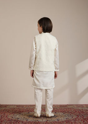 Manyavar Boys Boys Cream Warm White Self Patterned Jacket Set image number 4