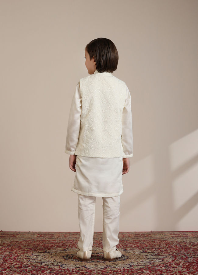 alt message - Manyavar Boys Boys Cream Warm White Self Patterned Jacket Set image number 4