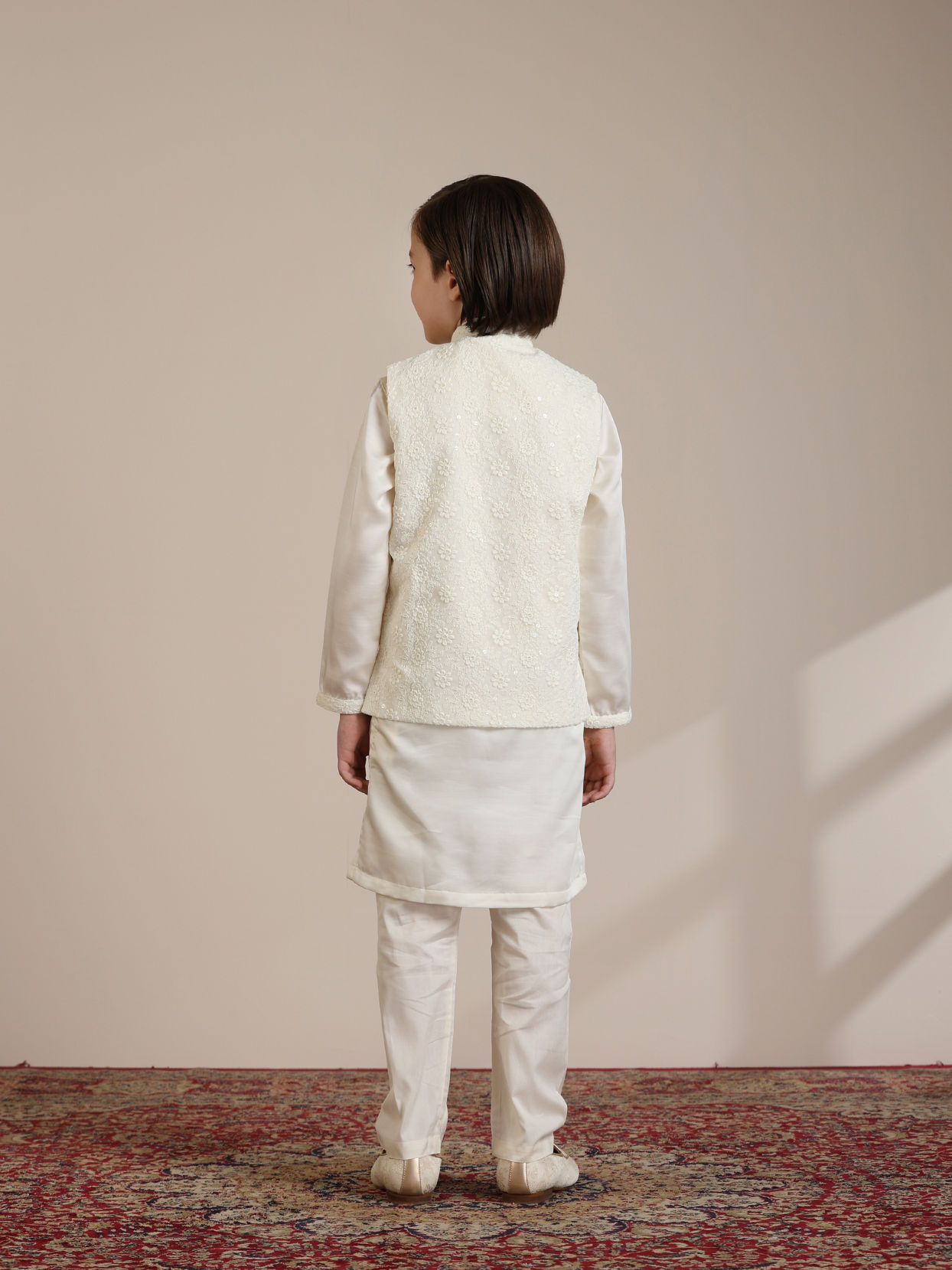 alt message - Manyavar Boys Boys Cream Warm White Self Patterned Jacket Set image number 4