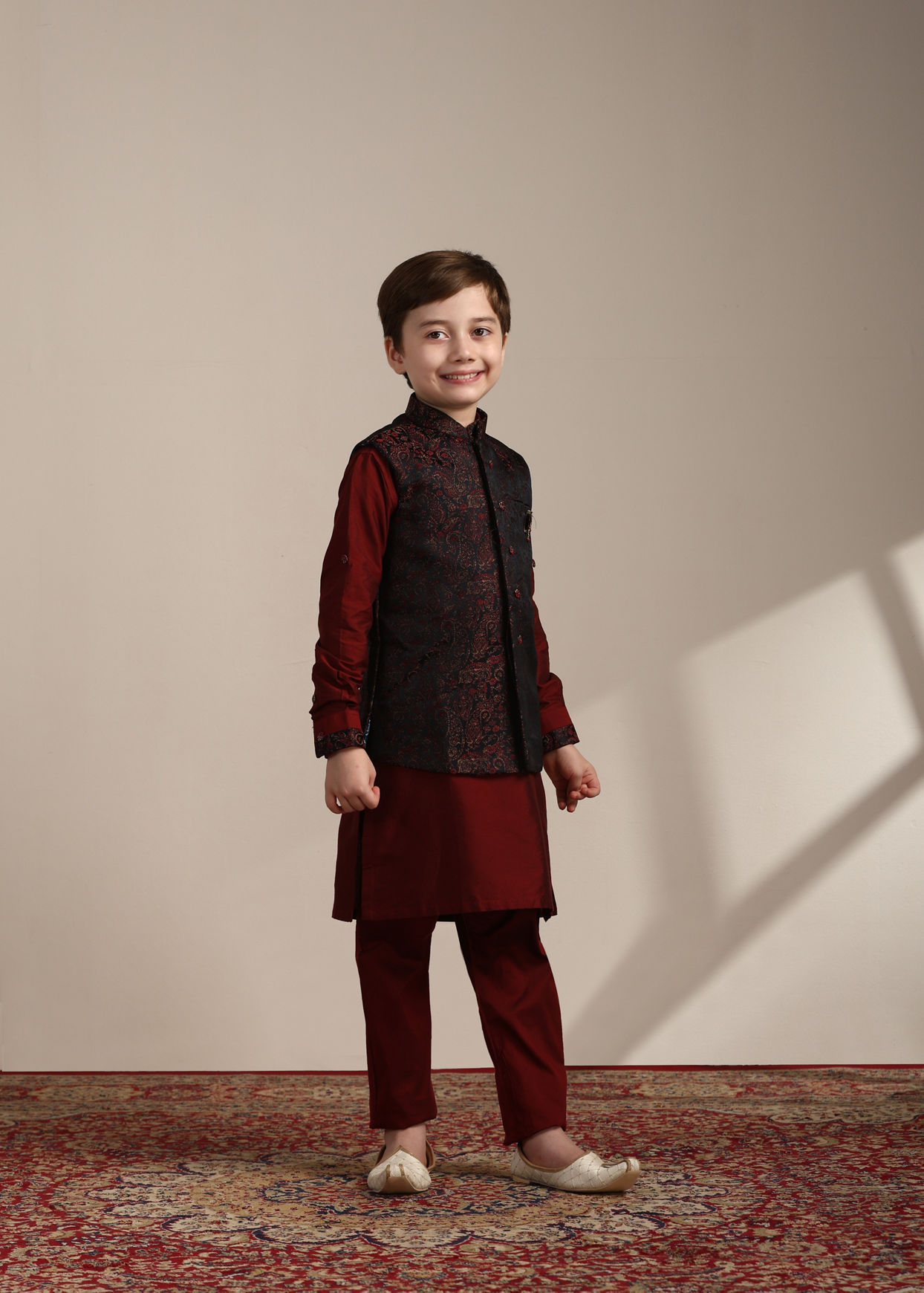 alt message - Manyavar Boys Boys Maroon Kurta with Charcoal Black Paisley Printed Jacket Set image number 2