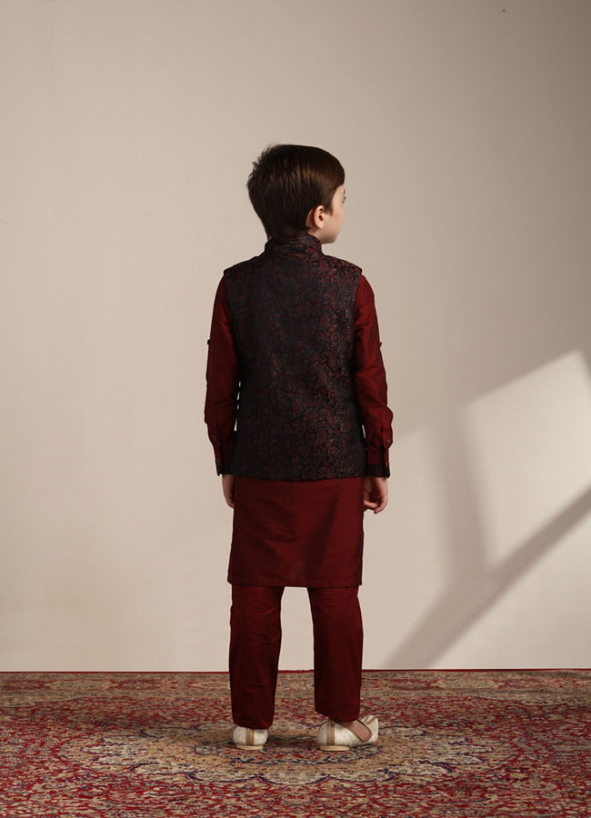 alt message - Manyavar Boys Boys Maroon Kurta with Charcoal Black Paisley Printed Jacket Set image number 5