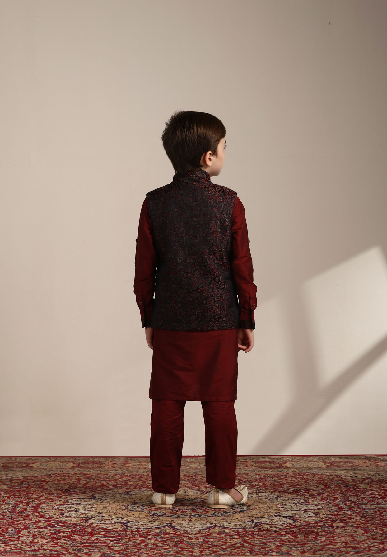 alt message - Manyavar Boys Boys Maroon Kurta with Charcoal Black Paisley Printed Jacket Set image number 5