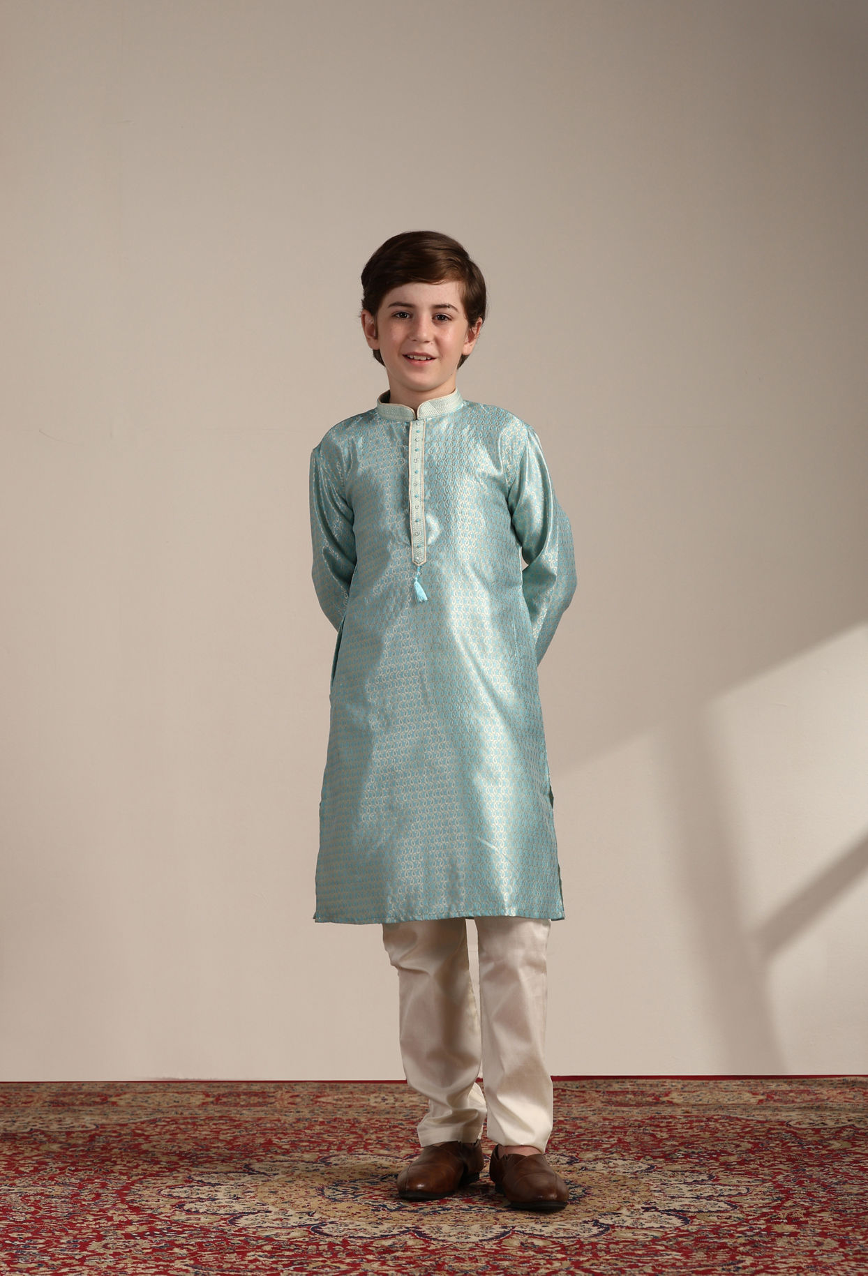 alt message - Manyavar Boys Boys Turquoise Blue Paisley Printed Kurta Set image number 2