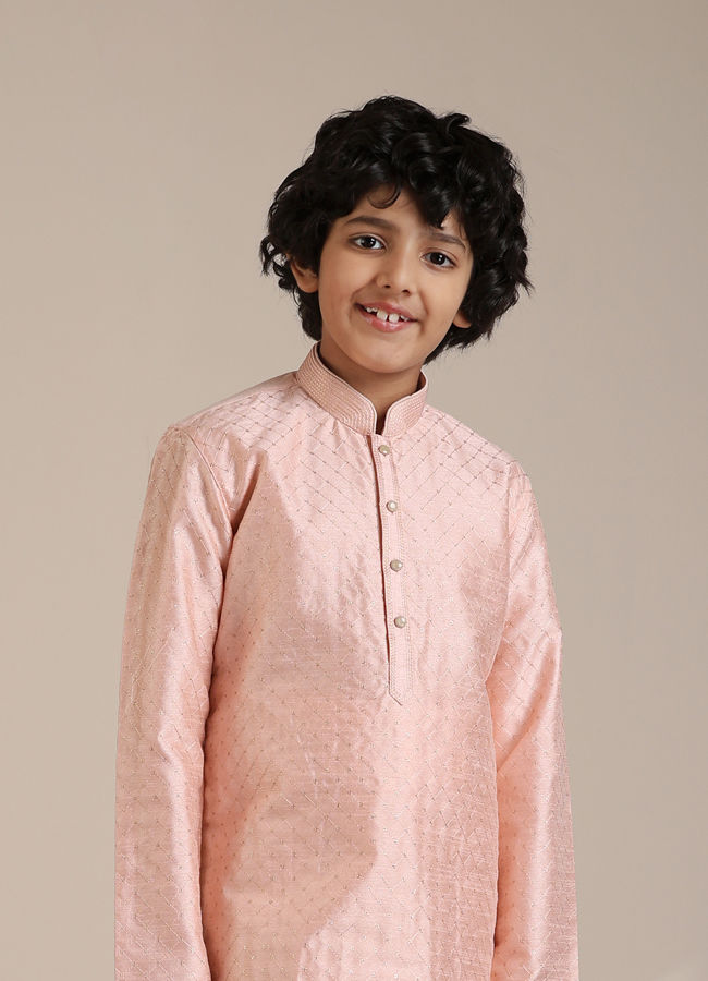 alt message - Manyavar Boys Boys Peach Jaal Patterned Kurta Set image number 0