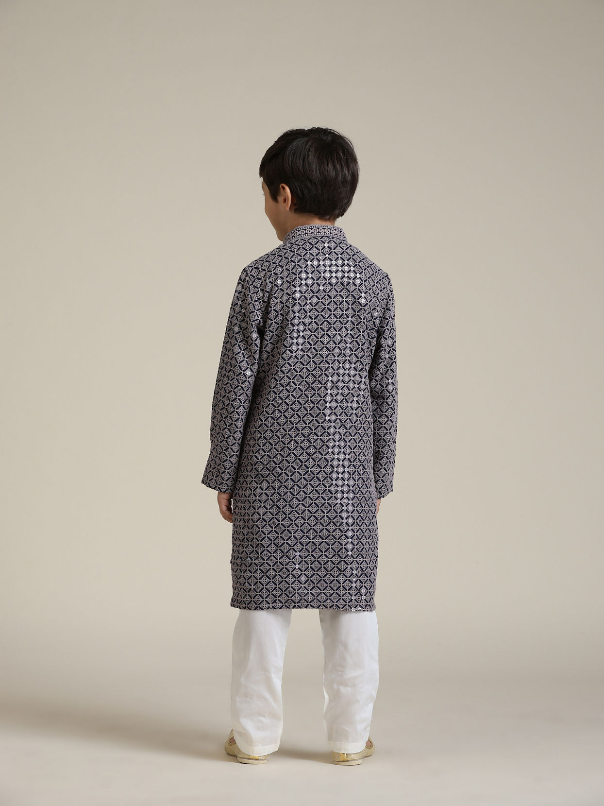 alt message - Manyavar Boys Boys Concrete Grey Harlequin Patterned Kurta Set with Sequin Work image number 5