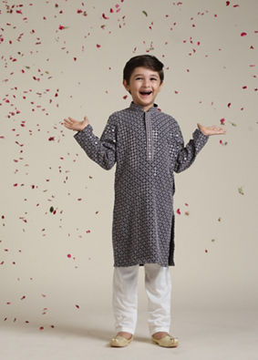 alt message - Manyavar Boys Boys Concrete Grey Harlequin Patterned Kurta Set with Sequin Work image number 2