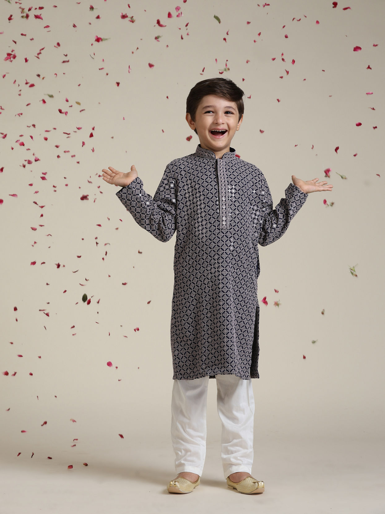 alt message - Manyavar Boys Boys Concrete Grey Harlequin Patterned Kurta Set with Sequin Work image number 2