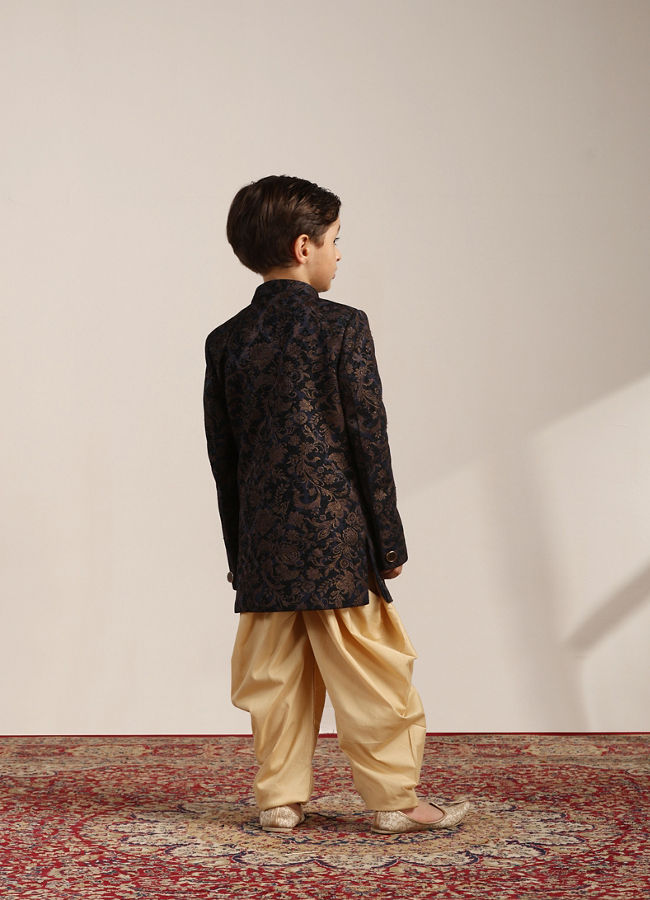 alt message - Manyavar Boys Boys Navy Blue Buti Patterned Angrakha Indo Western Set image number 4