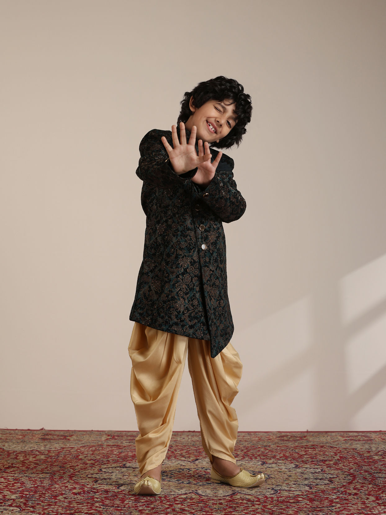 alt message - Manyavar Boys Boys Dark Green Bel Buti Patterned Indo-Western Set image number 2