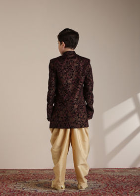 alt message - Manyavar Boys Boys Wine Bel Buti Patterned Indo-Western Set image number 4