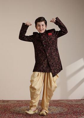 alt message - Manyavar Boys Boys Wine Bel Buti Patterned Indo-Western Set image number 2