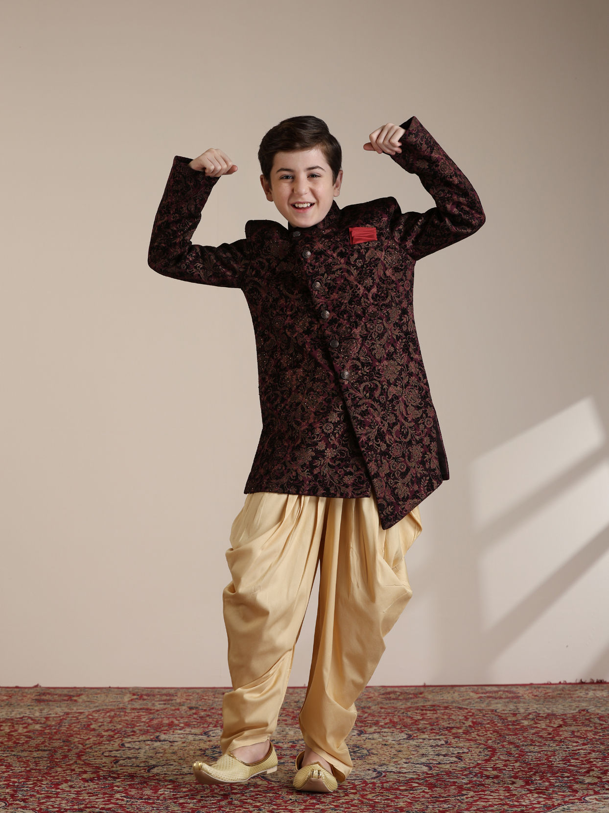 alt message - Manyavar Boys Boys Wine Bel Buti Patterned Indo-Western Set image number 2