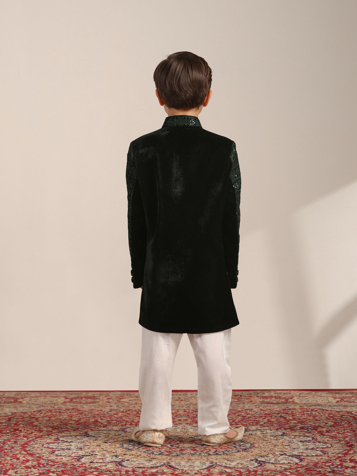 alt message - Manyavar Boys Boys Dark Green Diamond Patterned Indo Western Jacket with Mirror Work image number 4